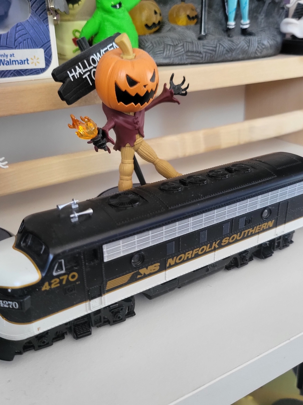 Norfolk Southern - Thoroughbred HO Scale Train - Bachmann